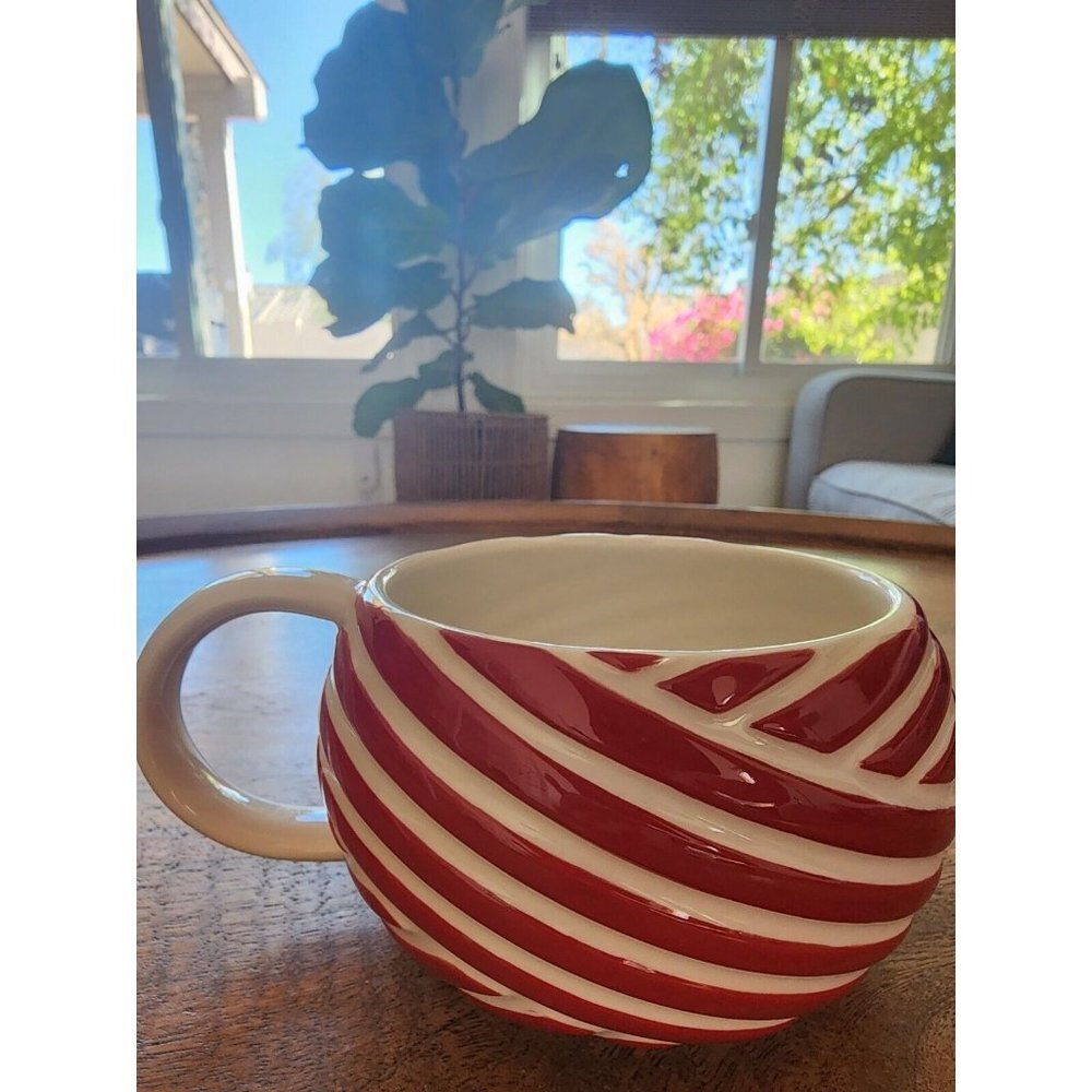 2013 Starbucks Red & White Swirl Candy Cane Holiday Coffee Cup Tea Mug 12oz